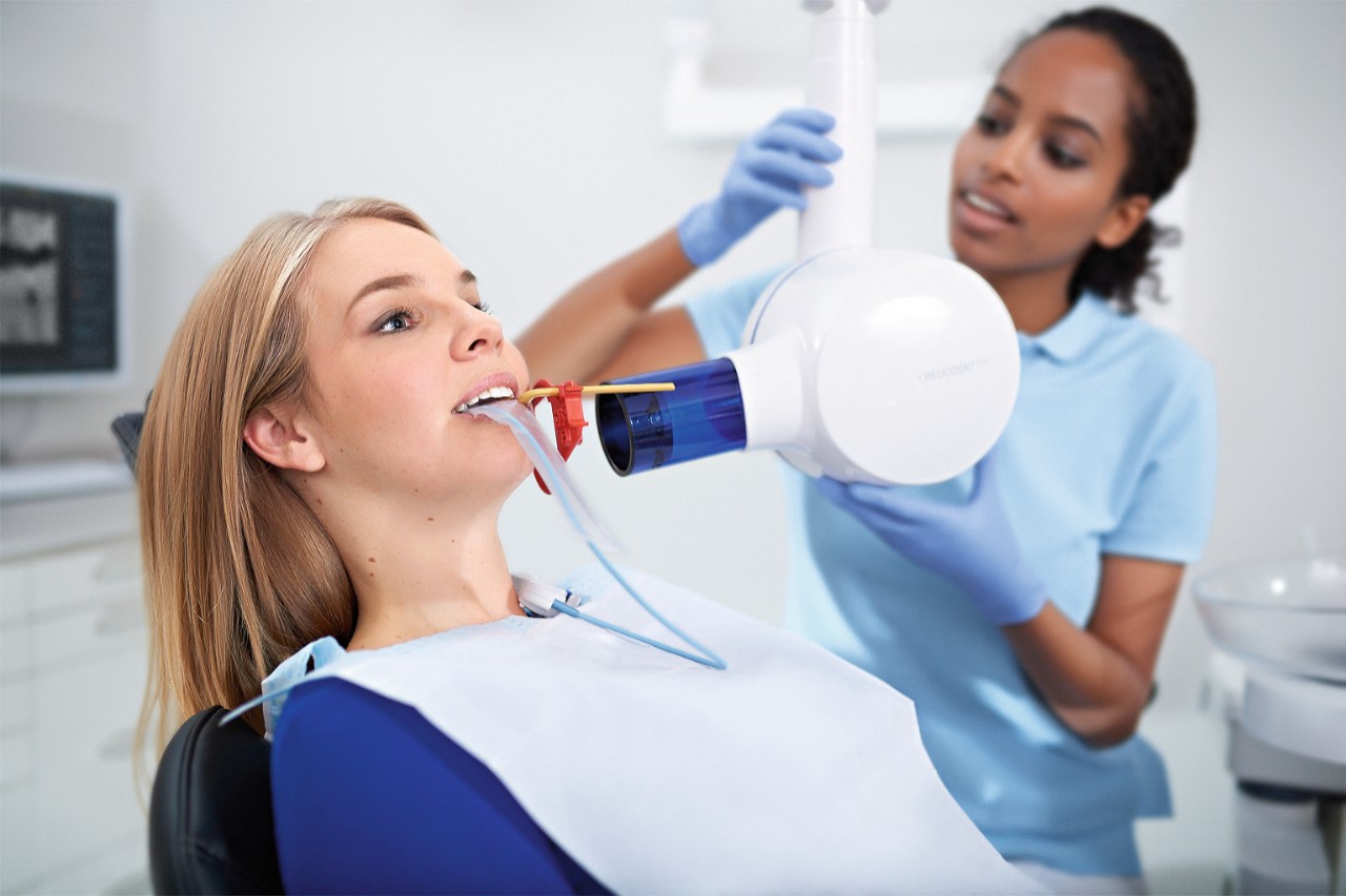 Assistant positining Heliodent Plus chairside together with Xios XG Supreme Wifi